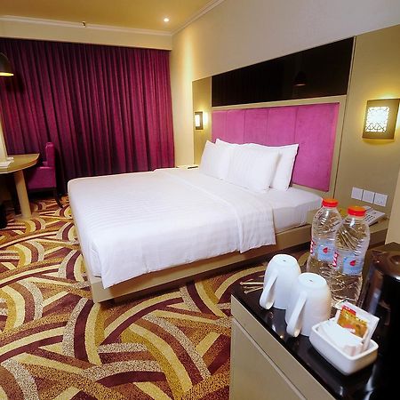 S-One Hotel Palembang Exteriör bild