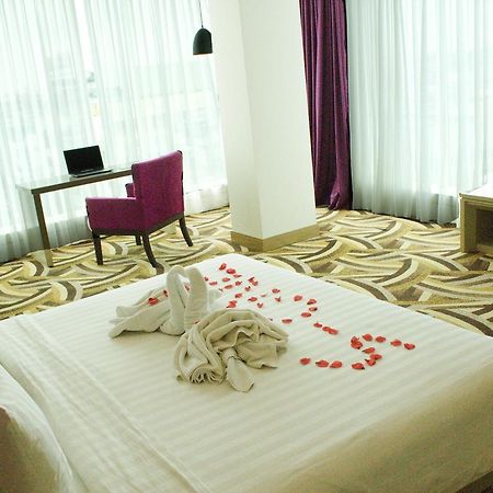 S-One Hotel Palembang Exteriör bild