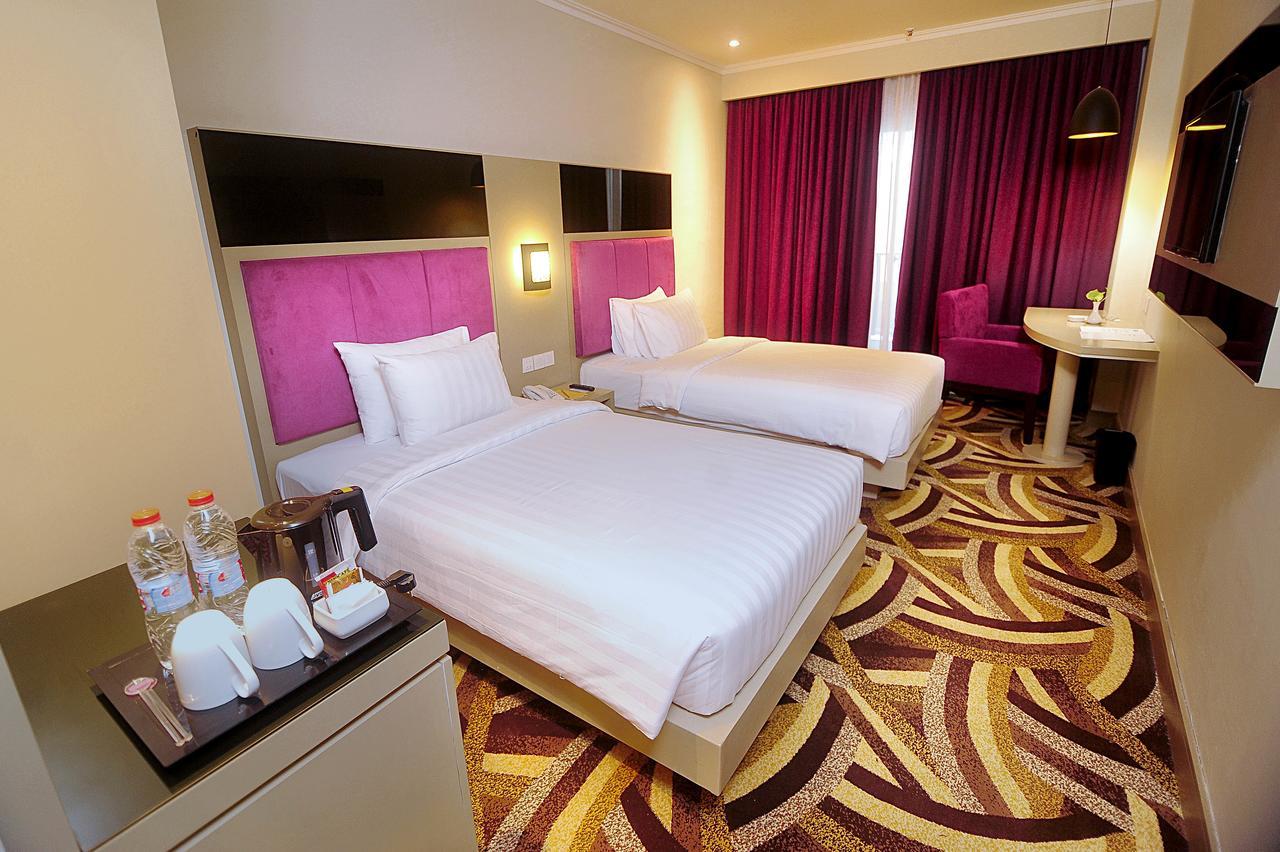 S-One Hotel Palembang Exteriör bild
