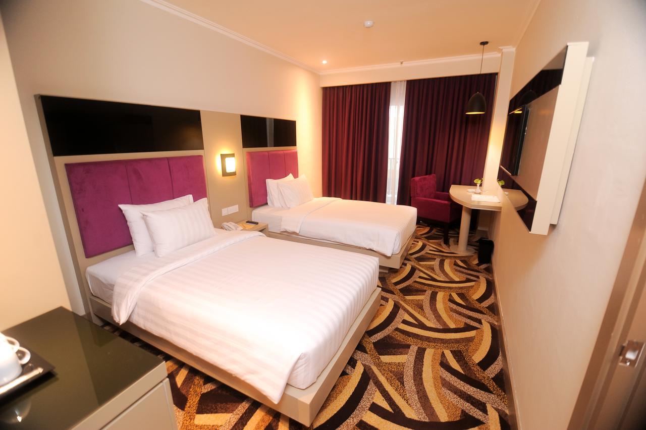 S-One Hotel Palembang Exteriör bild