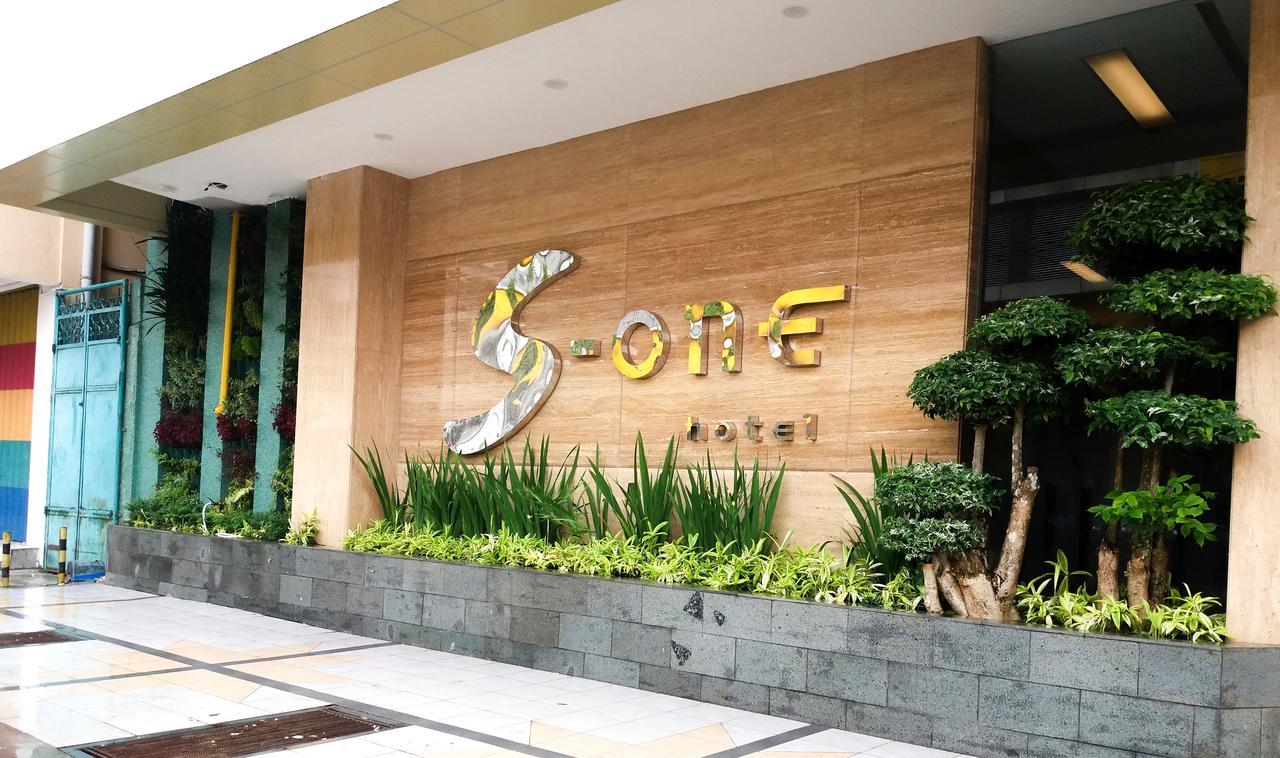 S-One Hotel Palembang Exteriör bild