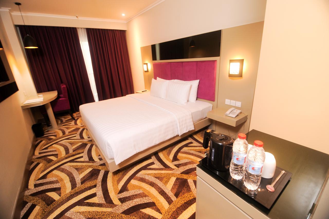S-One Hotel Palembang Exteriör bild