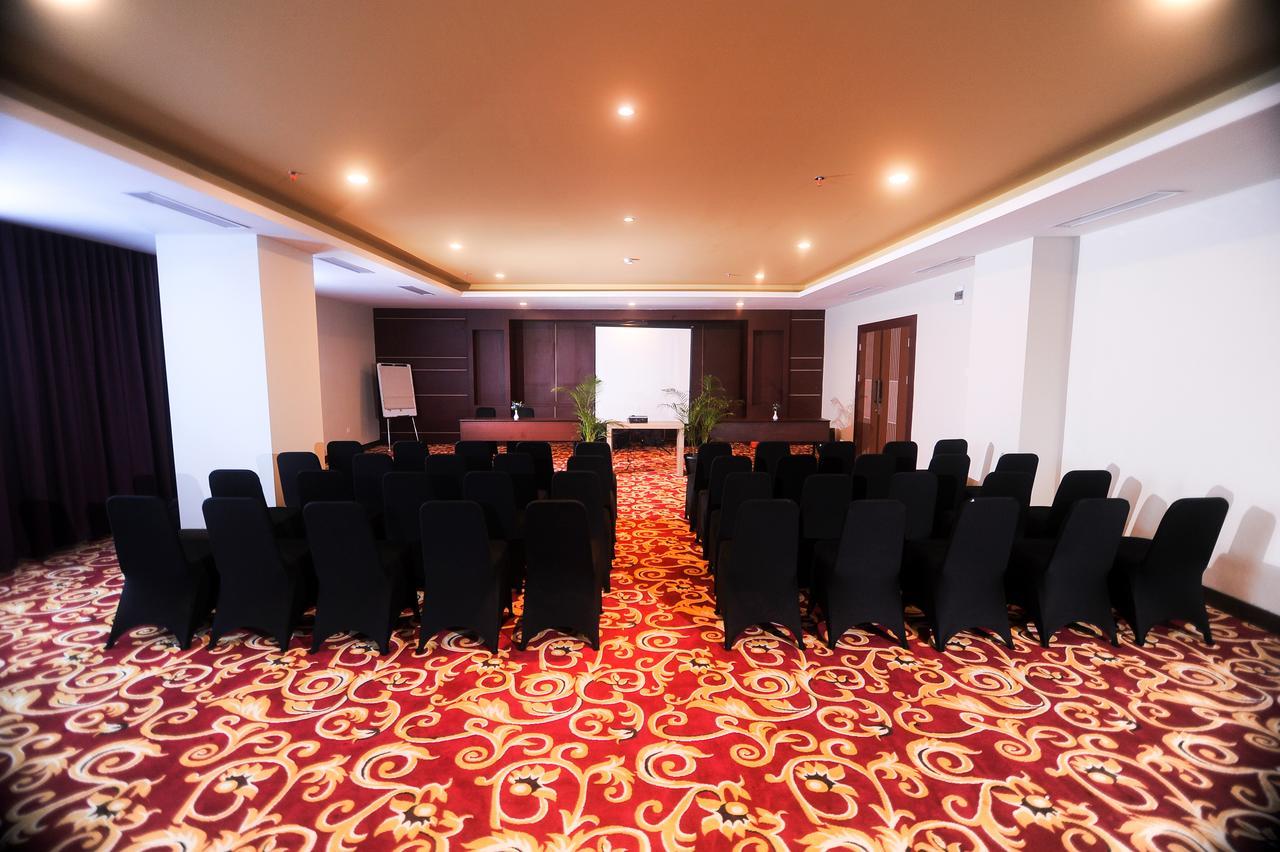 S-One Hotel Palembang Exteriör bild