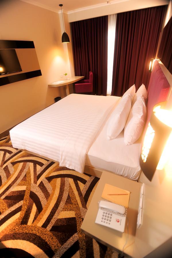S-One Hotel Palembang Exteriör bild