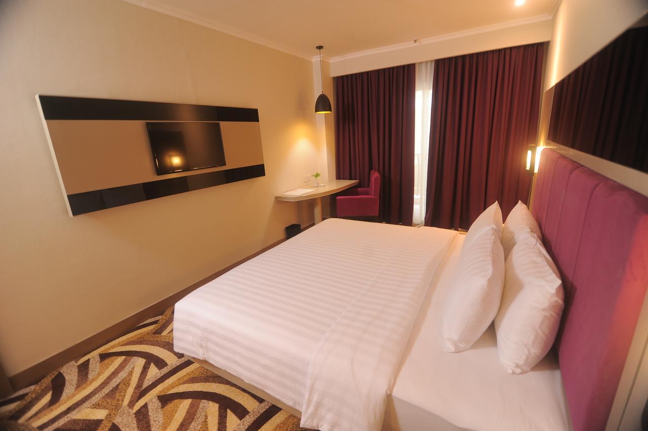 S-One Hotel Palembang Exteriör bild