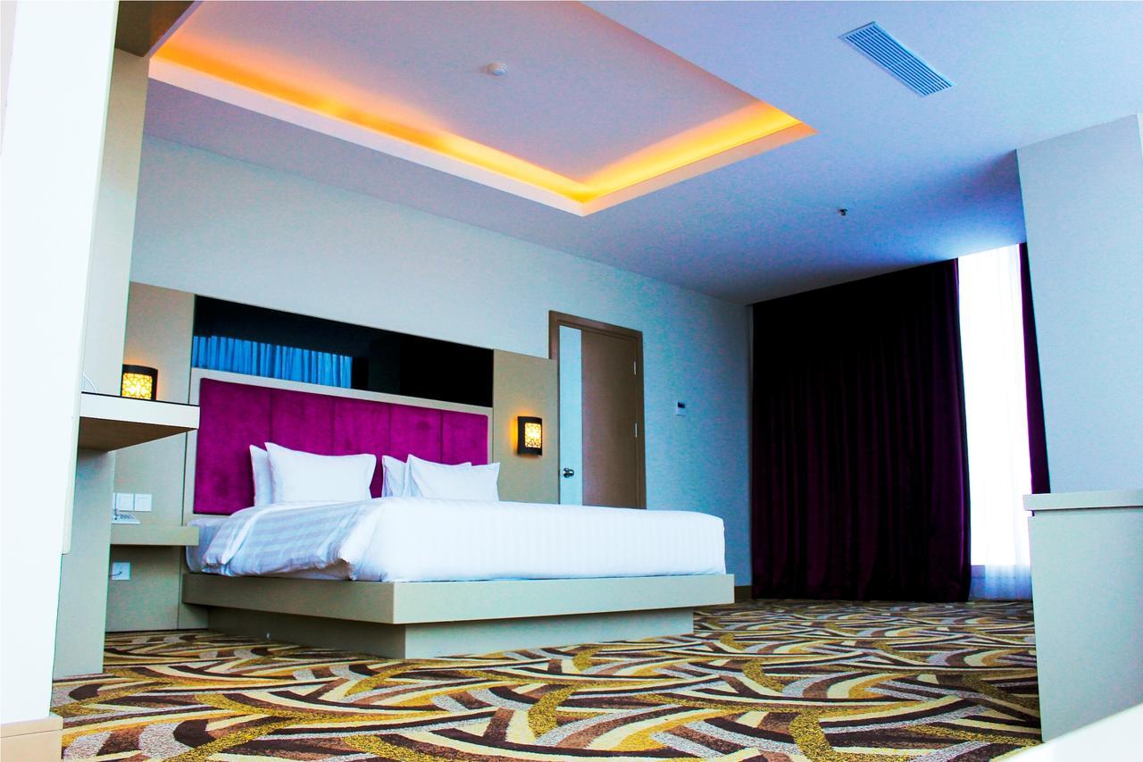 S-One Hotel Palembang Exteriör bild
