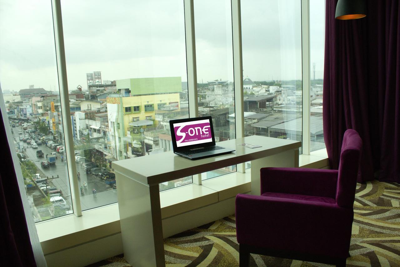 S-One Hotel Palembang Exteriör bild