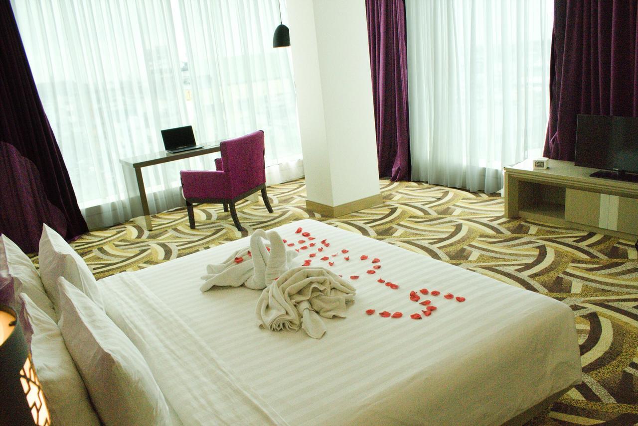 S-One Hotel Palembang Exteriör bild